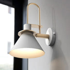 Applique murale moderne conique à une lumière pour salle de bain avec abat-jour en fer