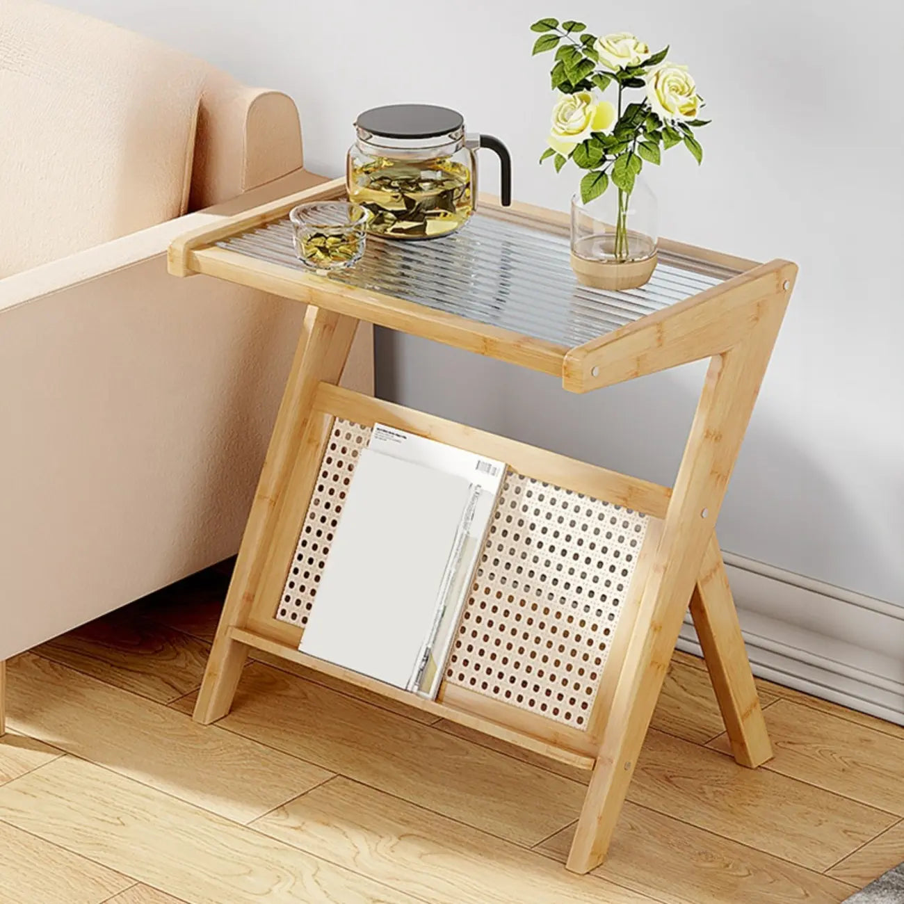 Table d'appoint avec plateau en verre et porte-revues pour salon