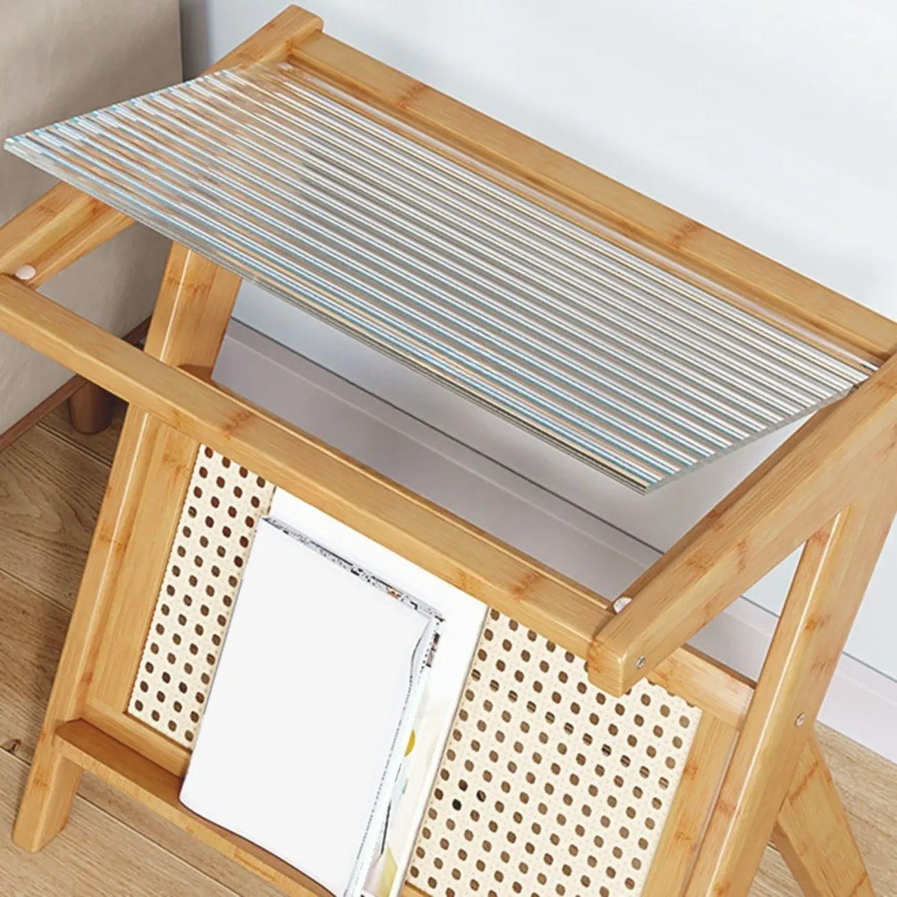 Table d'appoint avec plateau en verre et porte-revues pour salon