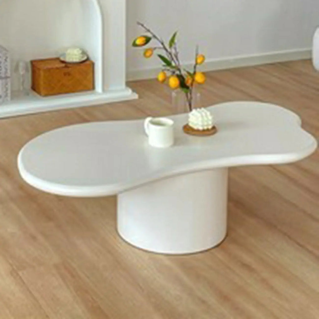 Table basse ovale crème moderne de style minimaliste