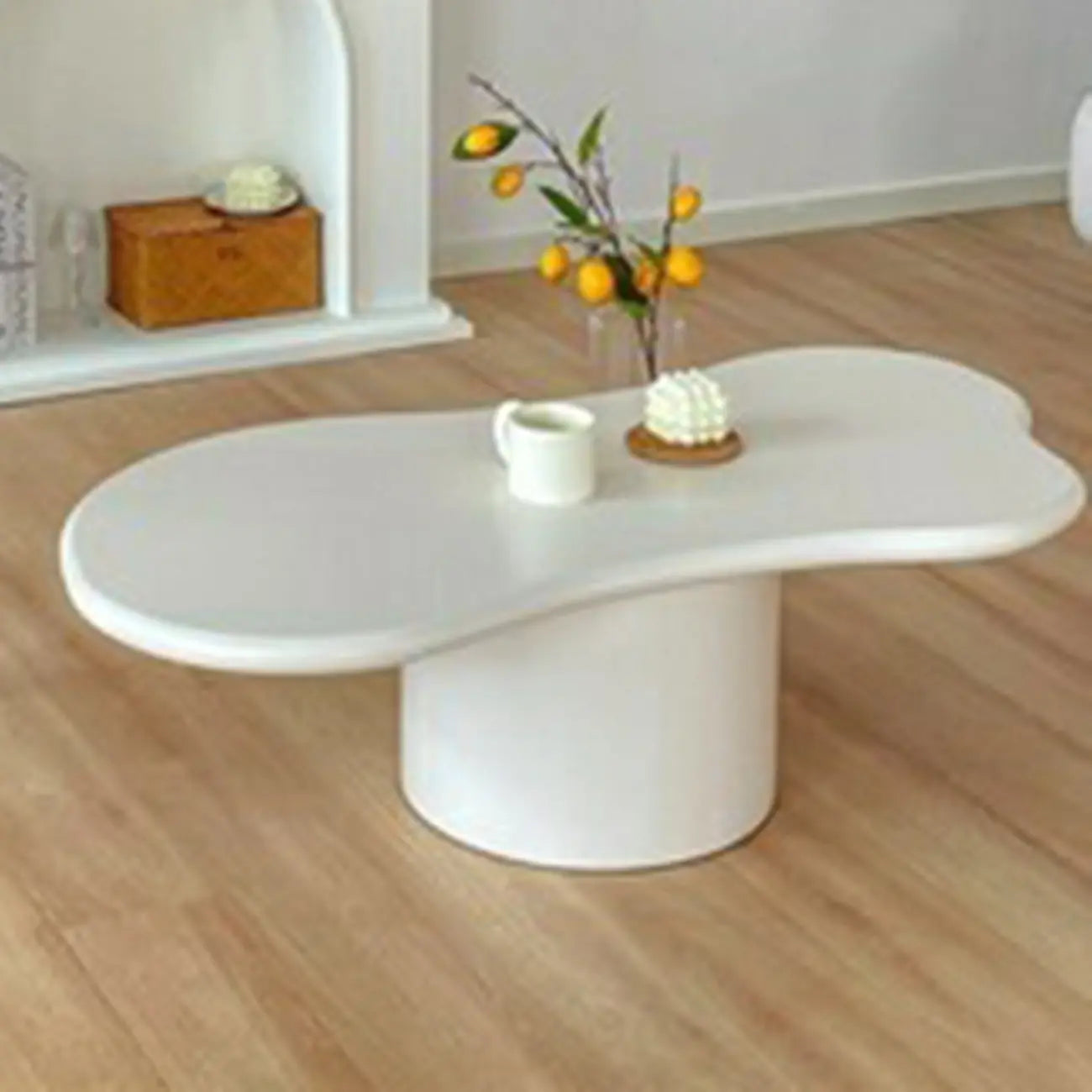 Table basse ovale crème moderne de style minimaliste