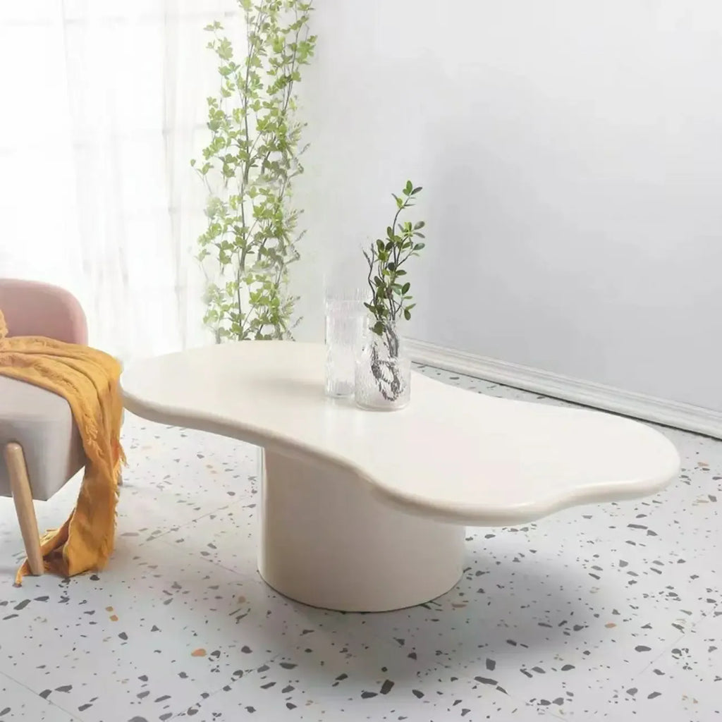 Table basse ovale crème moderne de style minimaliste