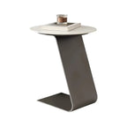 Table d'appoint ronde en marbre avec base en métal noir et forme en C, idéale pour un canapé.