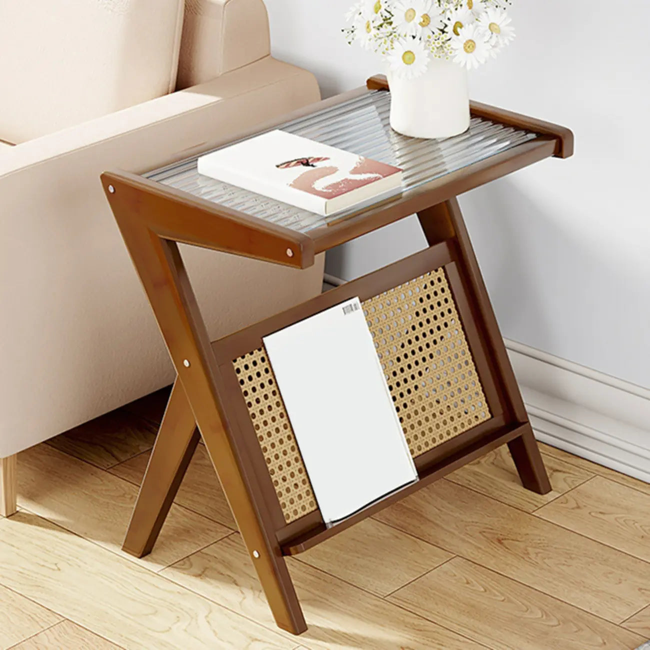 Table d'appoint avec plateau en verre et porte-revues pour salon