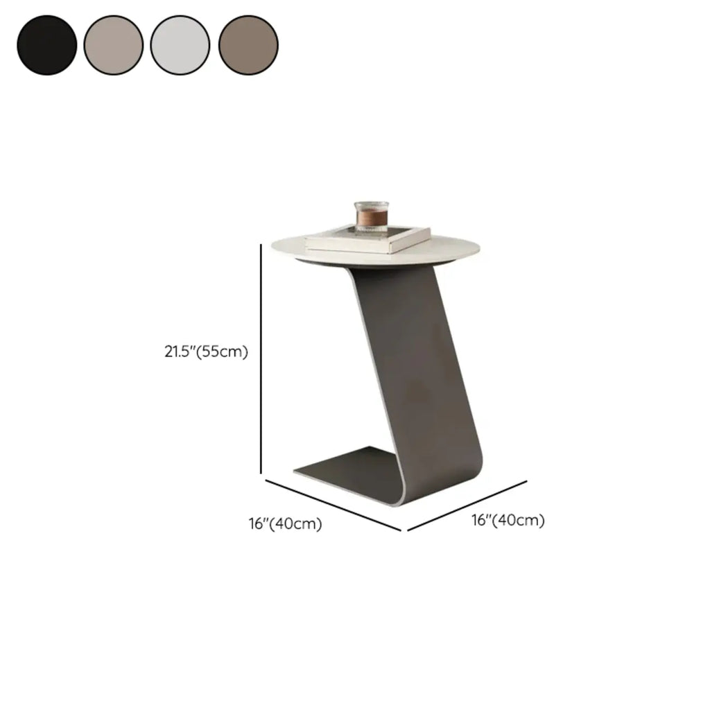 Table d'appoint ronde en marbre avec base en métal noir et forme en C, idéale pour un canapé.