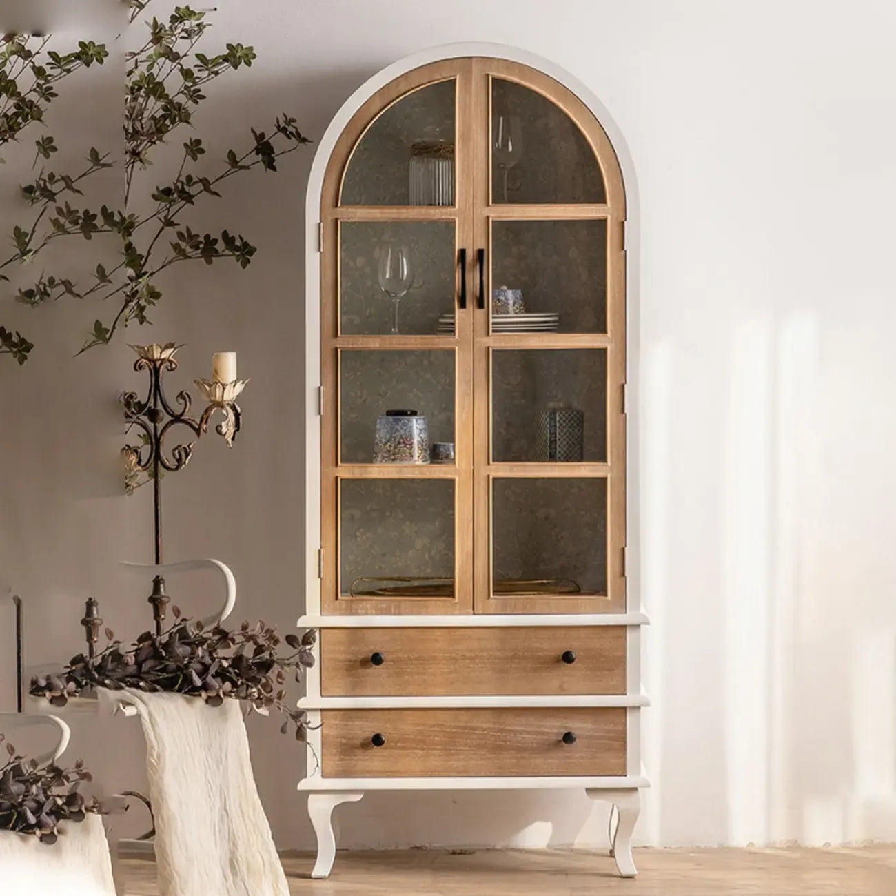 Vitrine élégante en bois et métal incurvée pour cuisine