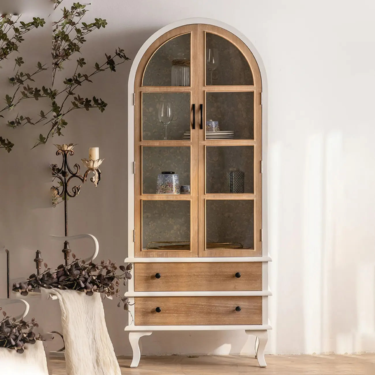 Vitrine élégante en bois et métal incurvée pour cuisine