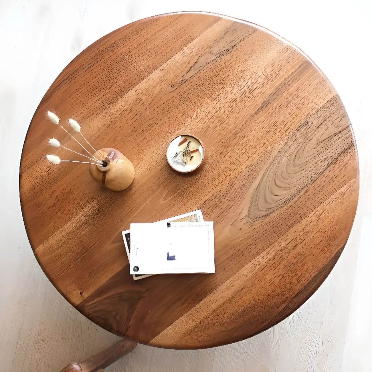 Table basse ronde en bois de style scandinave au design élégant