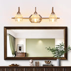 Applique murale moderne à trois lampes en laiton avec globe, à placer au-dessus du miroir.