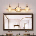 Applique murale moderne à trois lampes en laiton avec globe, à placer au-dessus du miroir.