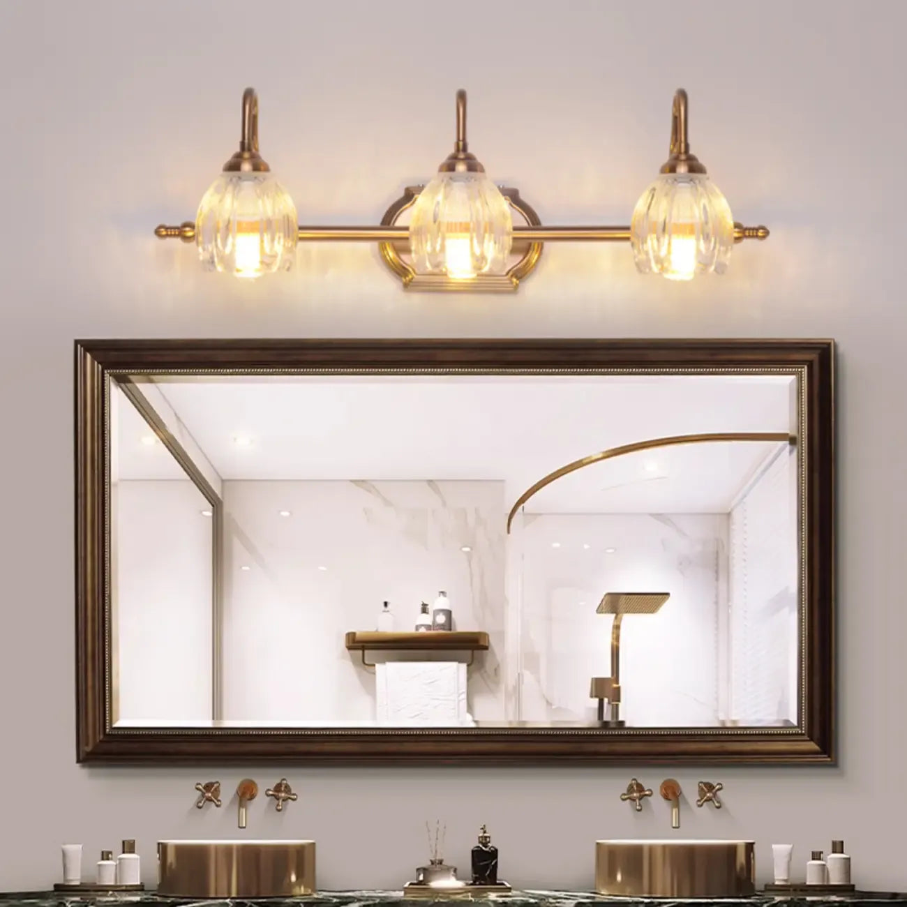 Applique murale moderne à trois lampes en laiton avec globe, à placer au-dessus du miroir.