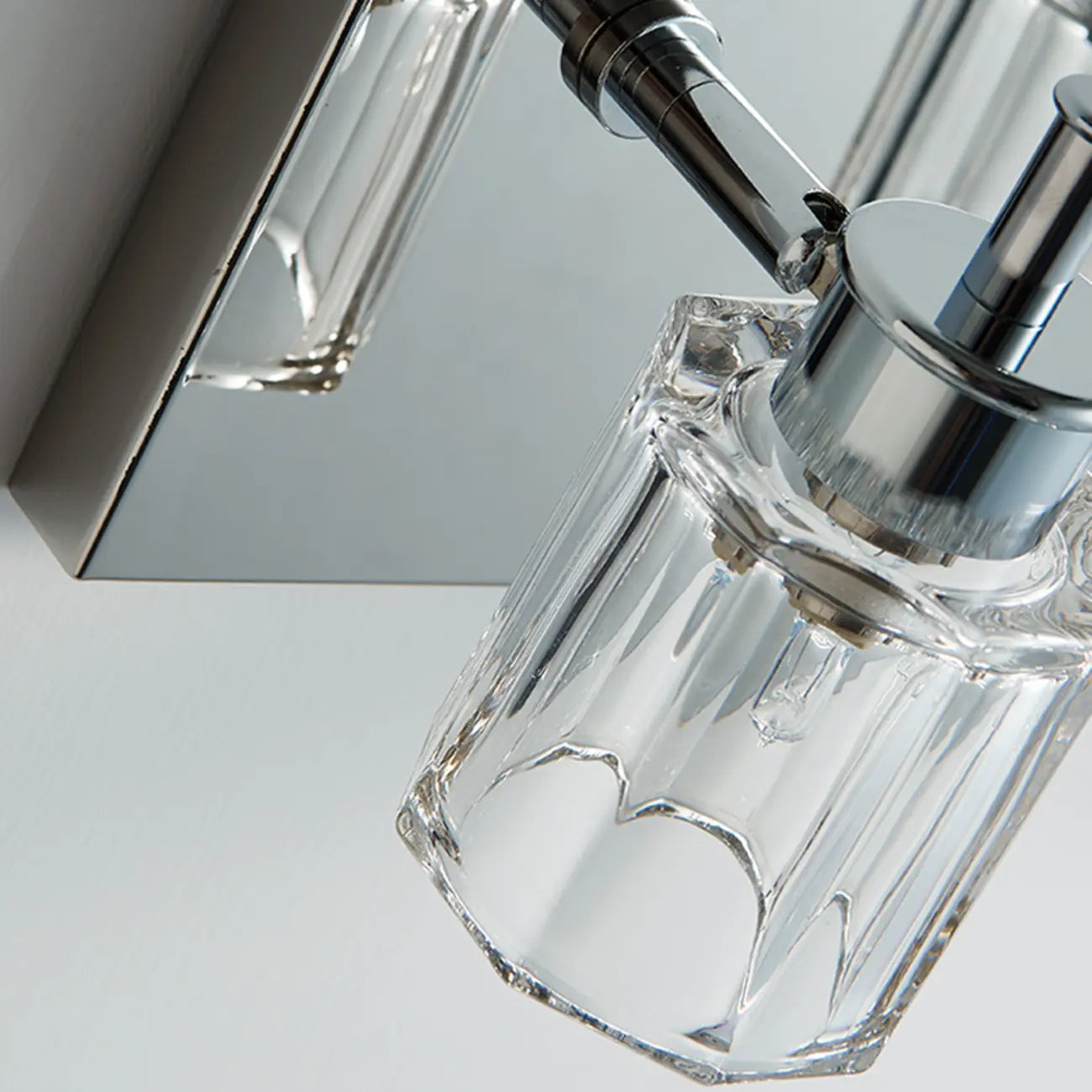 Applique murale de salle de bain vintage à 4 ampoules avec abat-jour en nickel brossé