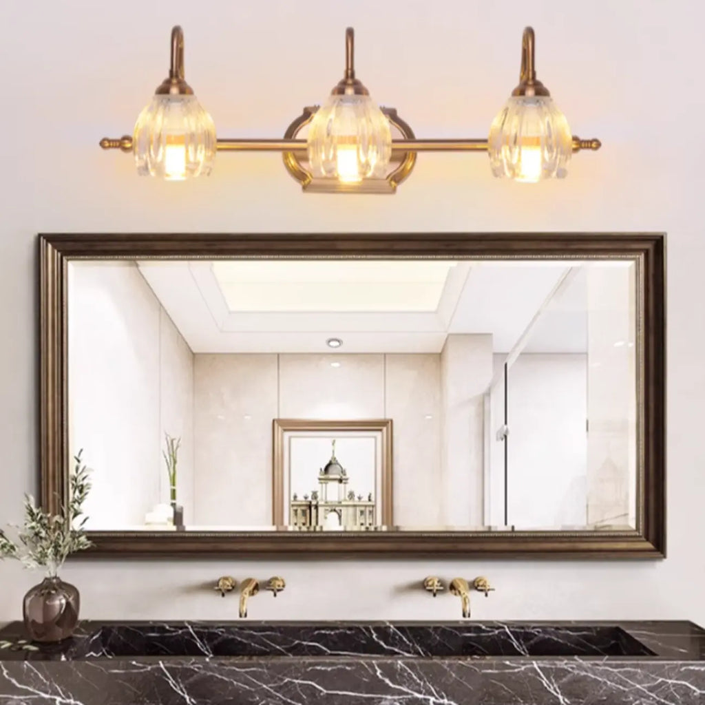 Applique murale moderne à trois lampes en laiton avec globe, à placer au-dessus du miroir.