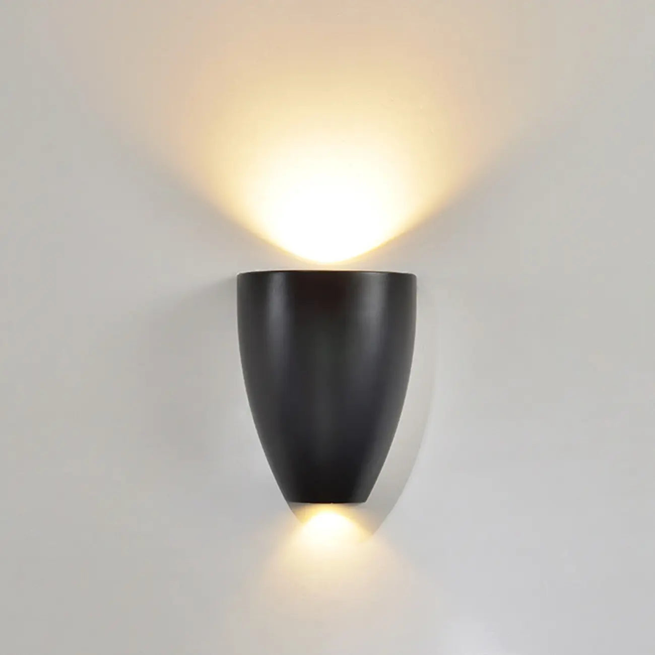 Applique murale LED noire moderne pour salle de bain