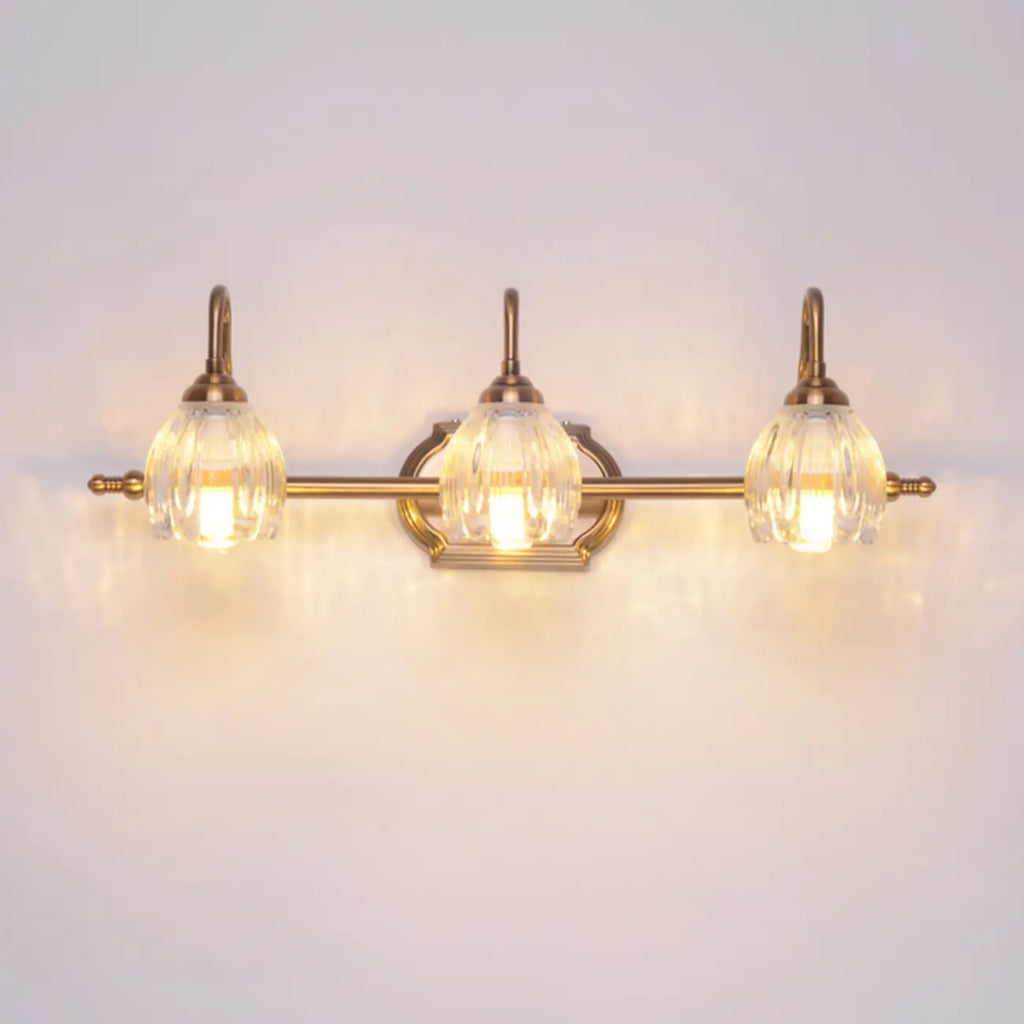 Applique murale moderne à trois lampes en laiton avec globe, à placer au-dessus du miroir.