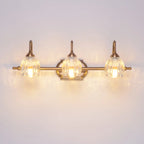 Applique murale moderne à trois lampes en laiton avec globe, à placer au-dessus du miroir.