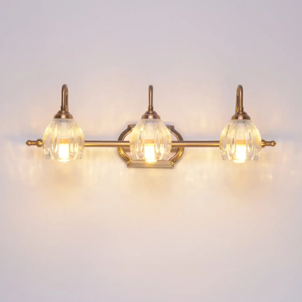 Applique murale moderne à trois lampes en laiton avec globe, à placer au-dessus du miroir.