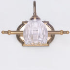 Applique murale moderne à trois lampes en laiton avec globe, à placer au-dessus du miroir.