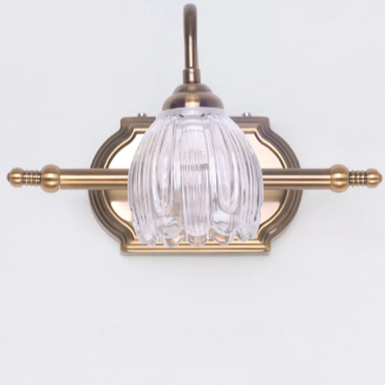 Applique murale moderne à trois lampes en laiton avec globe, à placer au-dessus du miroir.