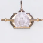 Applique murale moderne à trois lampes en laiton avec globe, à placer au-dessus du miroir.