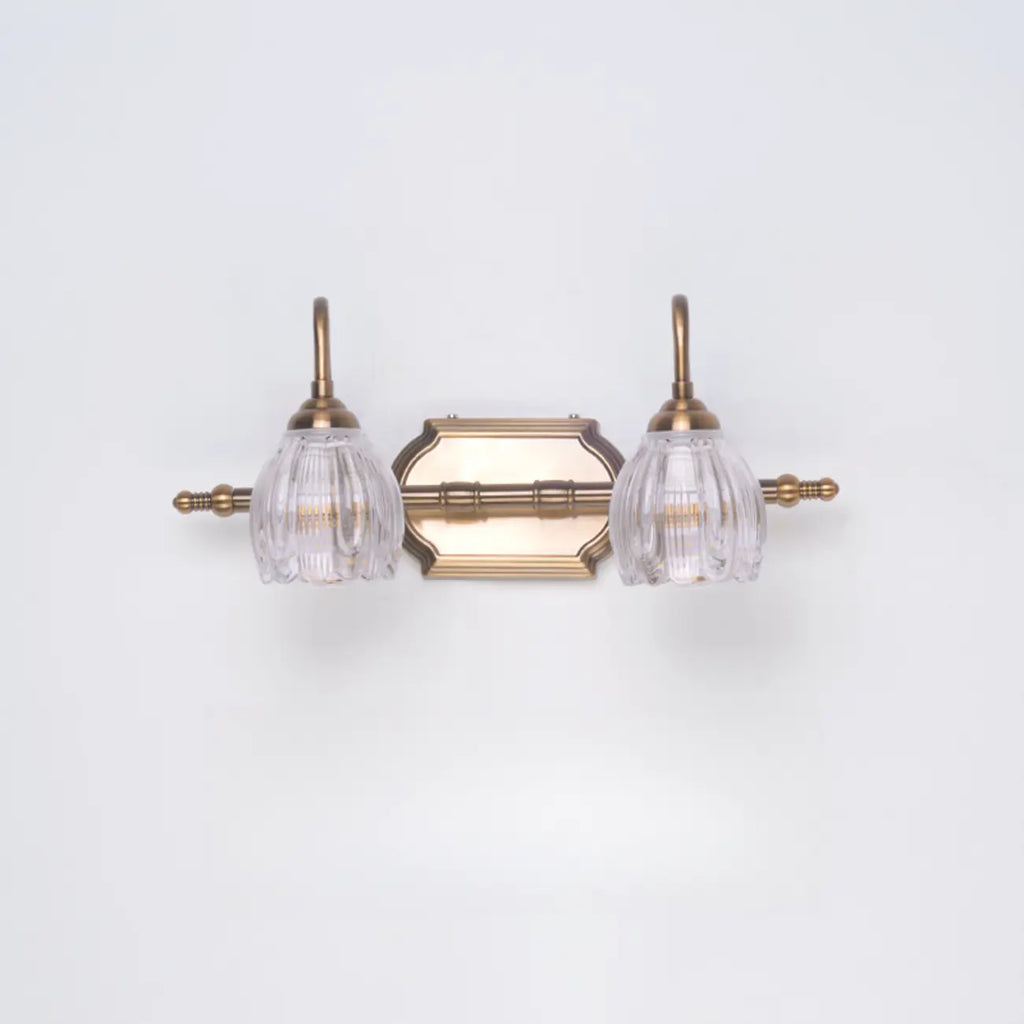 Applique murale moderne à trois lampes en laiton avec globe, à placer au-dessus du miroir.