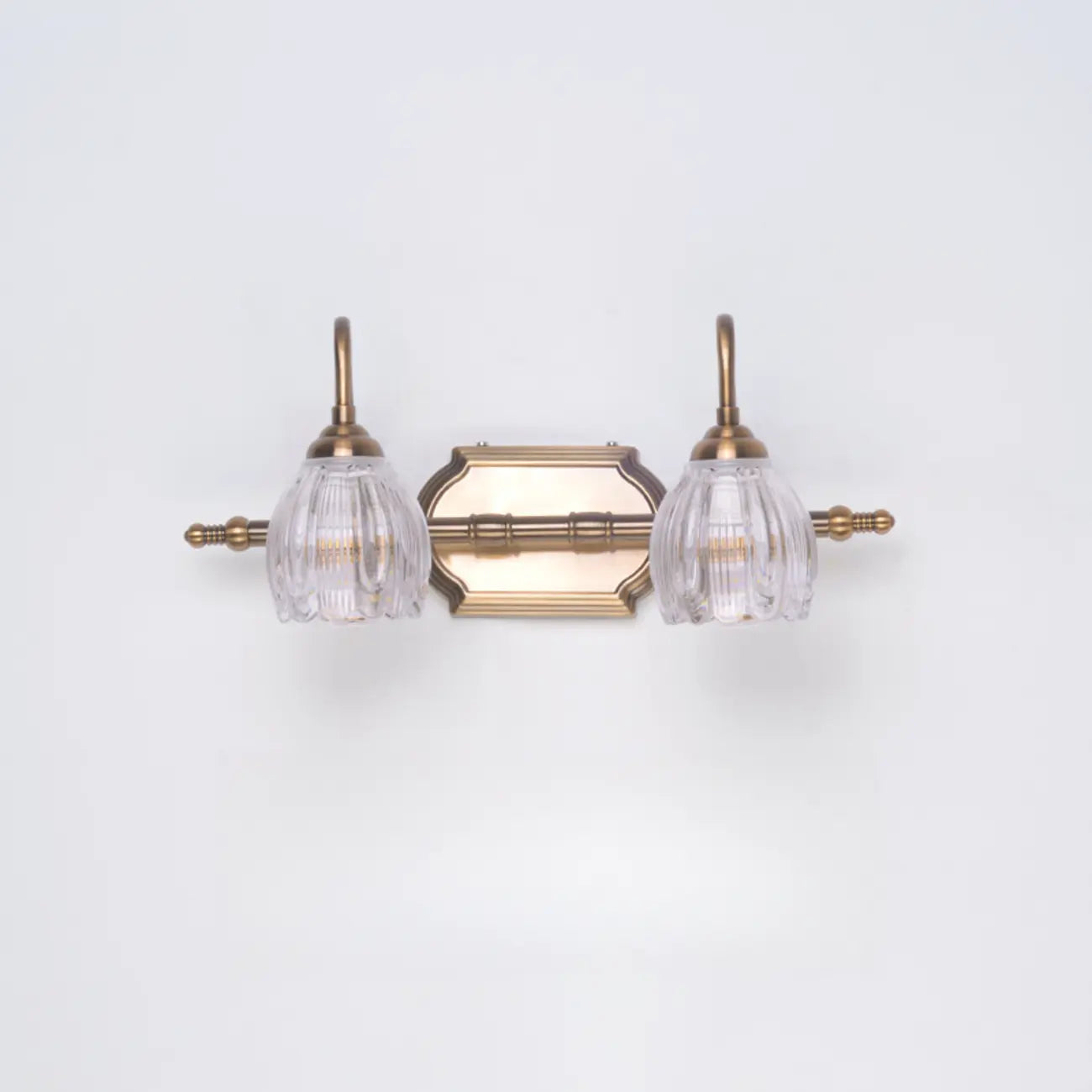 Applique murale moderne à trois lampes en laiton avec globe, à placer au-dessus du miroir.