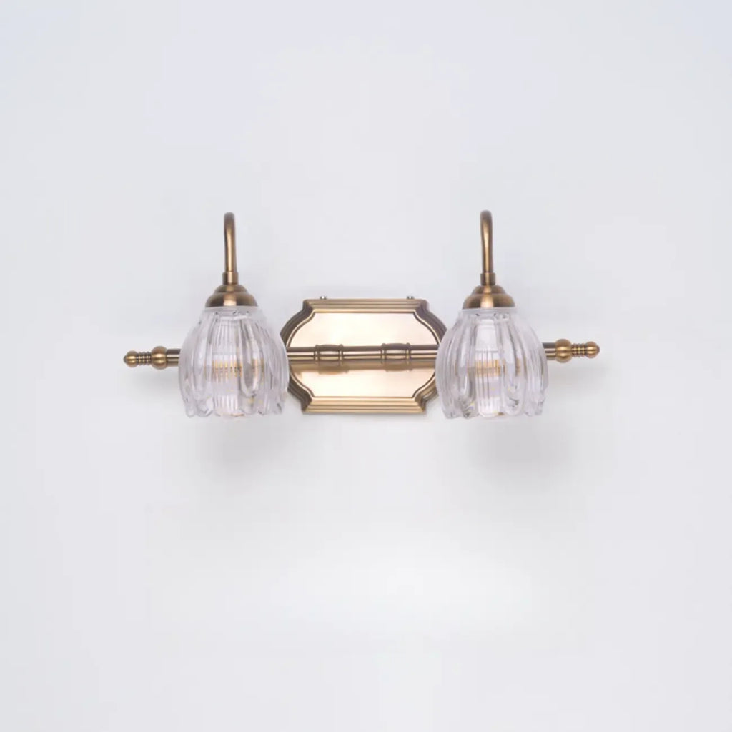 Applique murale moderne à trois lampes en laiton avec globe, à placer au-dessus du miroir.