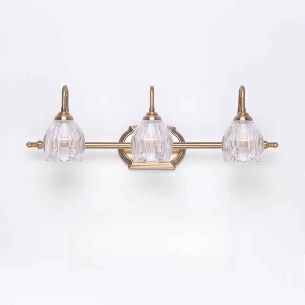 Applique murale moderne à trois lampes en laiton avec globe, à placer au-dessus du miroir.