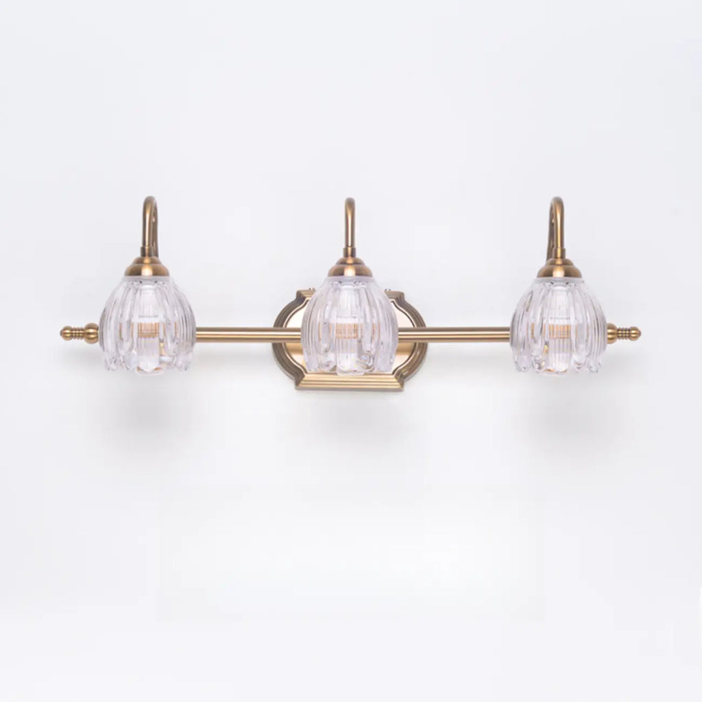 Applique murale moderne à trois lampes en laiton avec globe, à placer au-dessus du miroir.