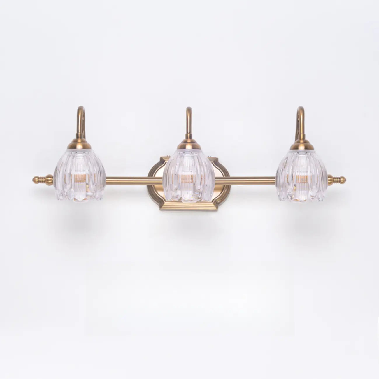 Applique murale moderne à trois lampes en laiton avec globe, à placer au-dessus du miroir.