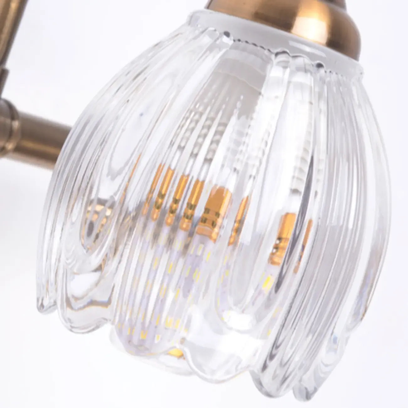 Applique murale moderne à trois lampes en laiton avec globe, à placer au-dessus du miroir.