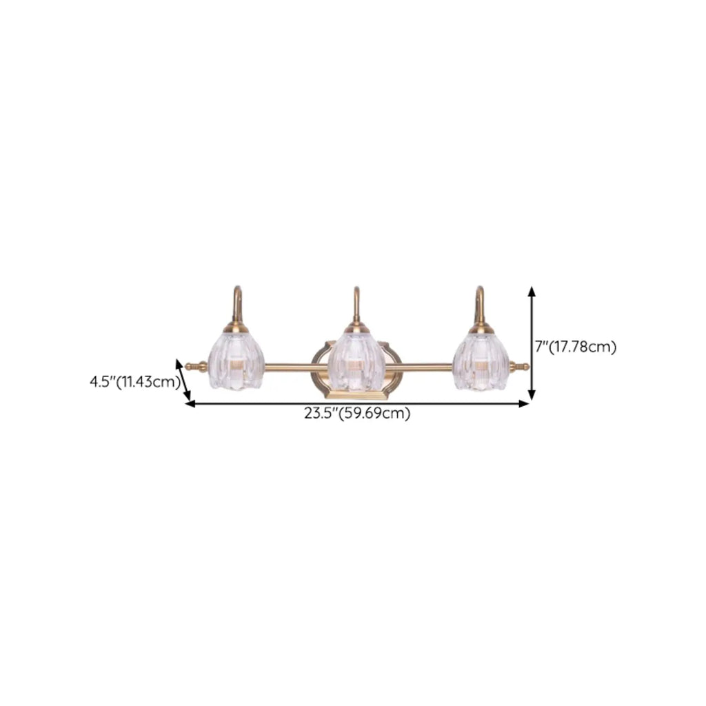 Applique murale moderne à trois lampes en laiton avec globe, à placer au-dessus du miroir.