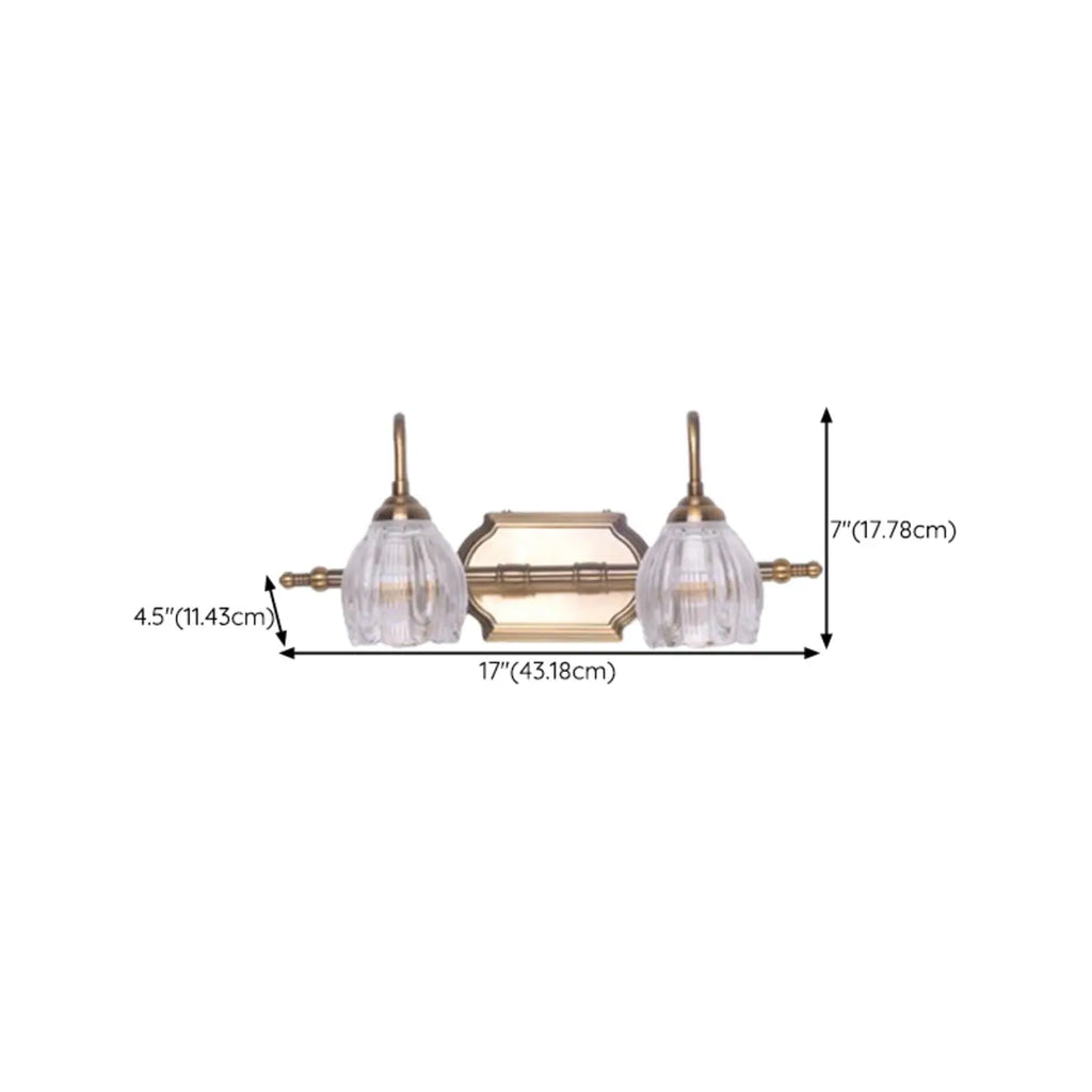 Applique murale moderne à trois lampes en laiton avec globe, à placer au-dessus du miroir.
