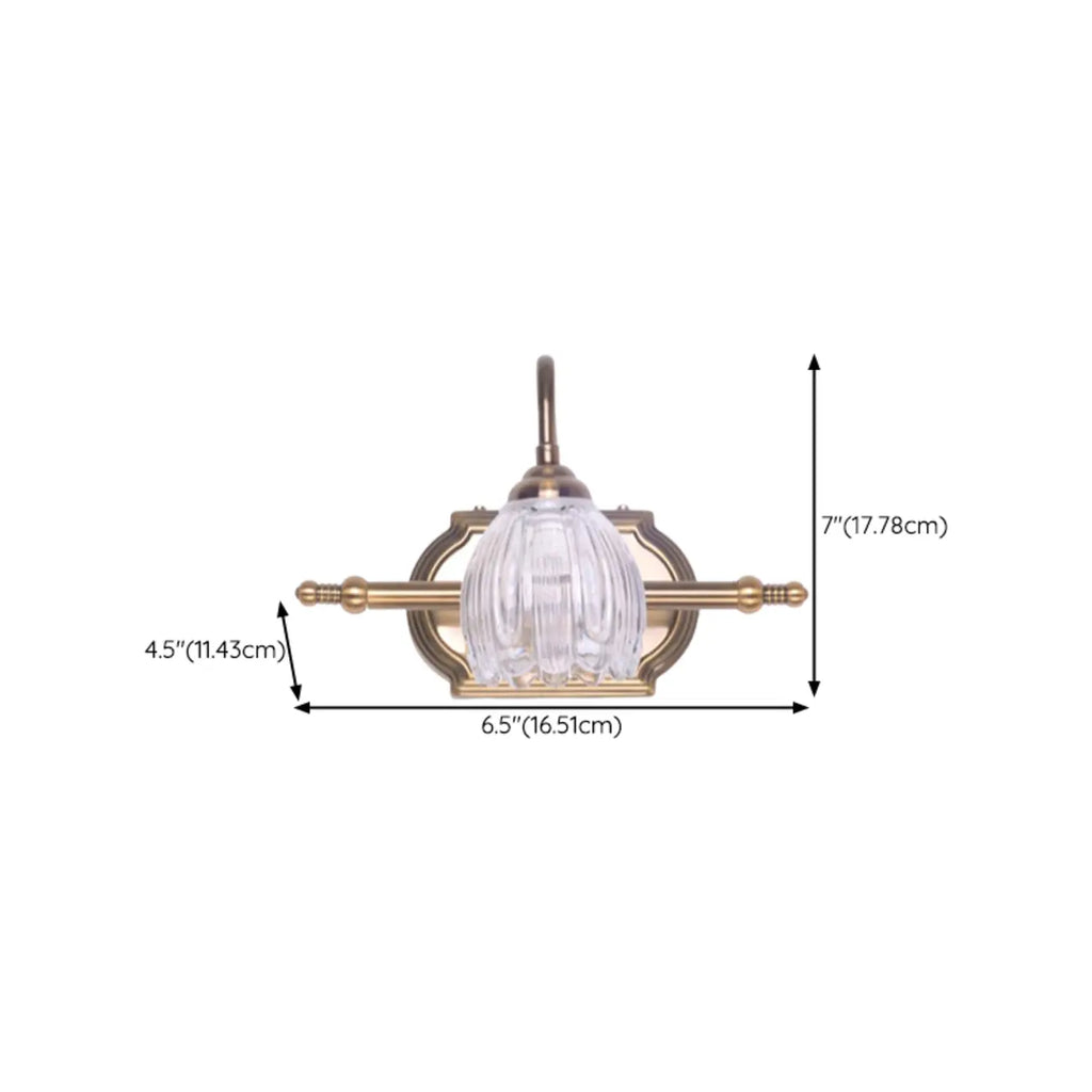Applique murale moderne à trois lampes en laiton avec globe, à placer au-dessus du miroir.