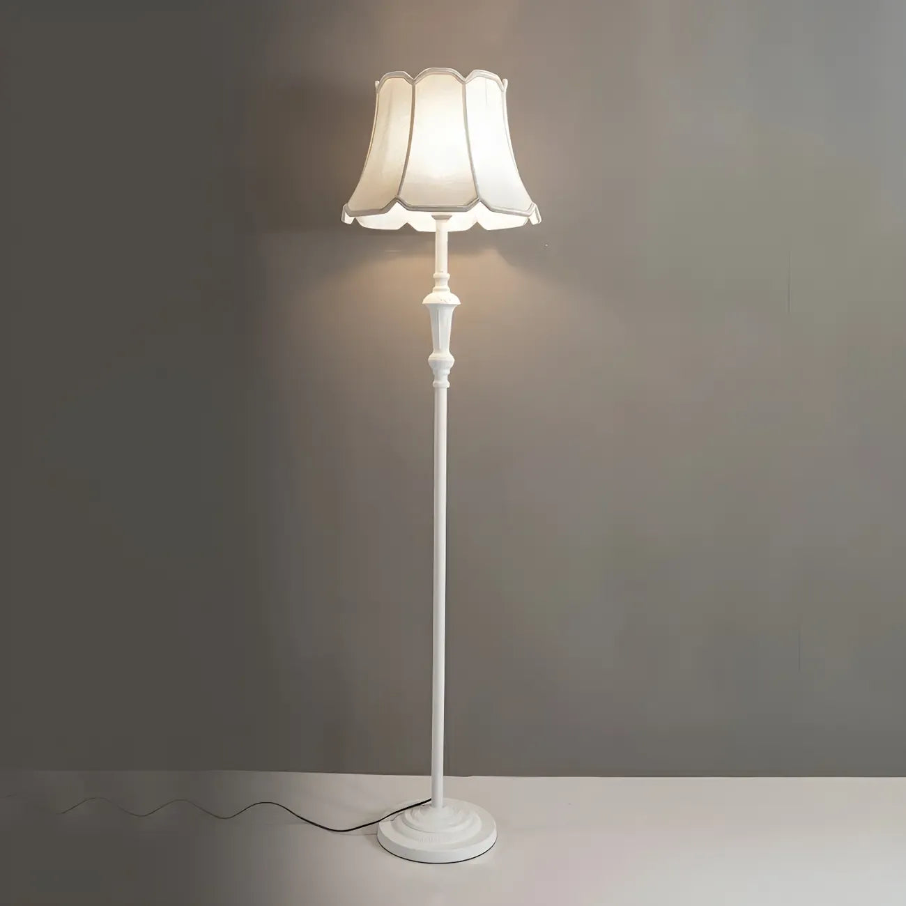 Lampadaire élégant et traditionnel avec abat-jour en tissu géométrique pour salon