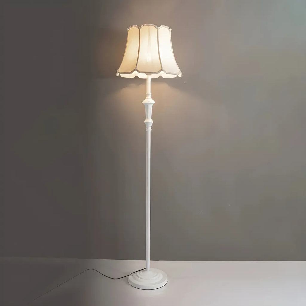 Lampadaire élégant et traditionnel avec abat-jour en tissu géométrique pour salon