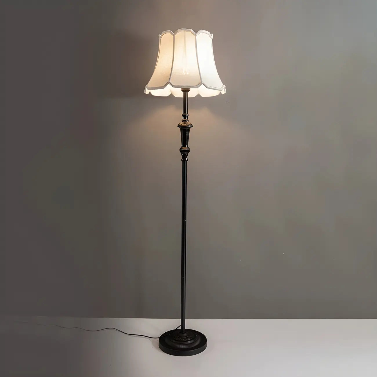 Lampadaire élégant et traditionnel avec abat-jour en tissu géométrique pour salon