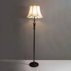 Lampadaire élégant et traditionnel avec abat-jour en tissu géométrique pour salon