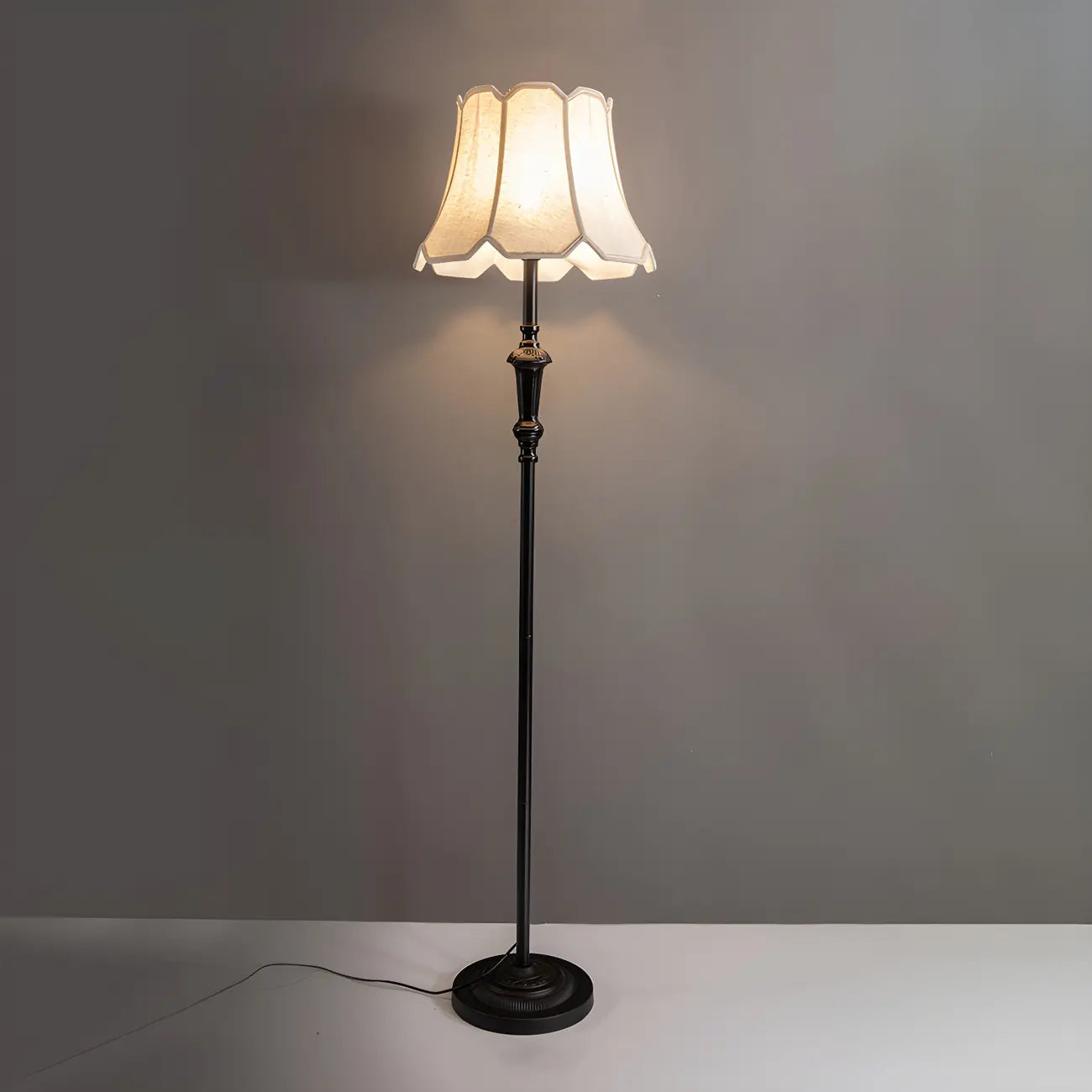 Lampadaire élégant et traditionnel avec abat-jour en tissu géométrique pour salon