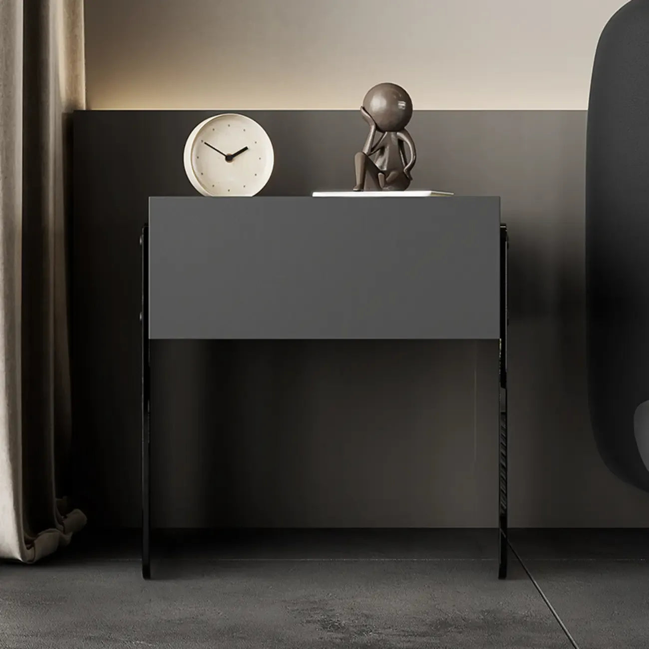 Table de chevet moderne en bois noir avec pieds en verre et tiroir de rangement