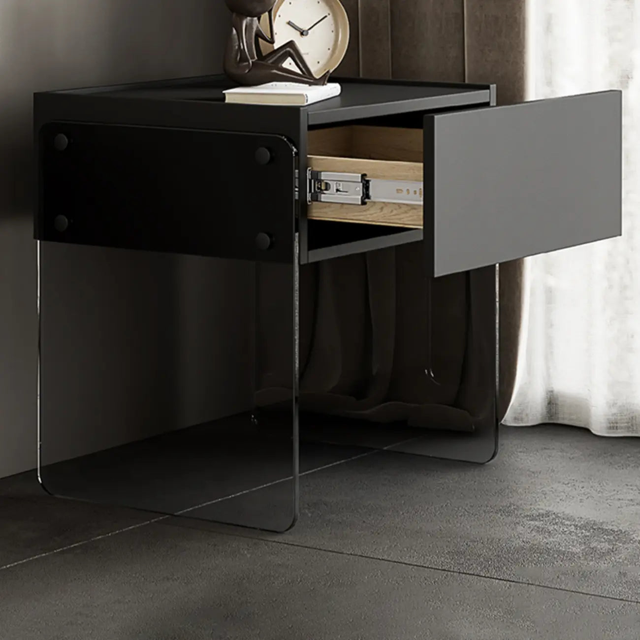 Table de chevet moderne en bois noir avec pieds en verre et tiroir de rangement