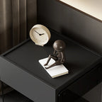 Table de chevet moderne en bois noir avec pieds en verre et tiroir de rangement