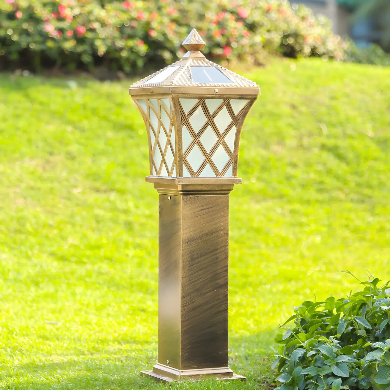 Borne lumineuse LED rustique en métal doré pour allée de cour