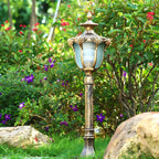 Borne lumineuse solaire LED dorée élégante et traditionnelle pour allée de jardin