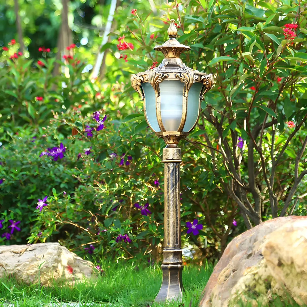 Borne lumineuse solaire LED dorée élégante et traditionnelle pour allée de jardin
