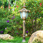 Borne lumineuse solaire LED dorée élégante et traditionnelle pour allée de jardin