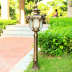 Borne lumineuse solaire LED dorée élégante et traditionnelle pour allée de jardin