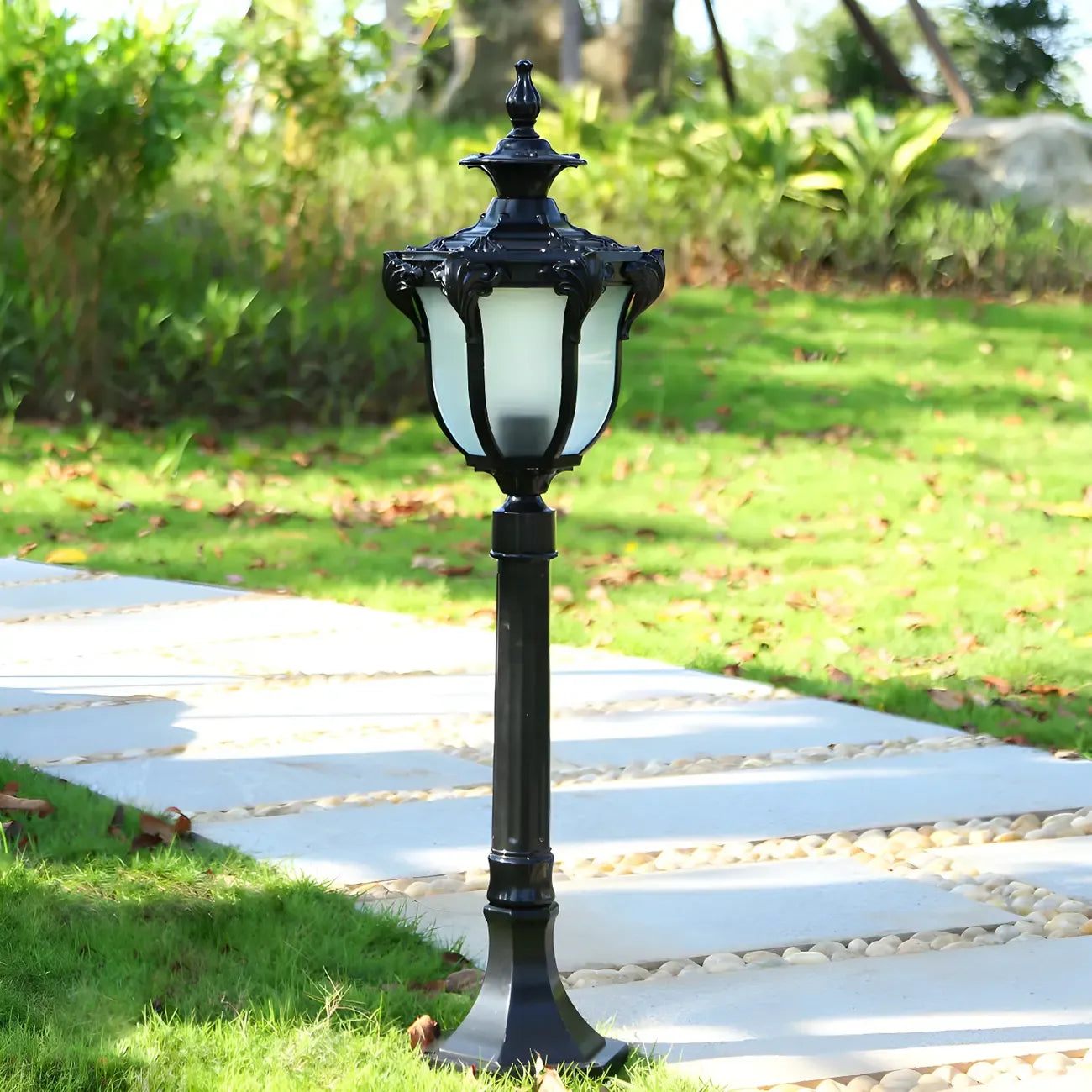 Borne lumineuse solaire LED dorée élégante et traditionnelle pour allée de jardin