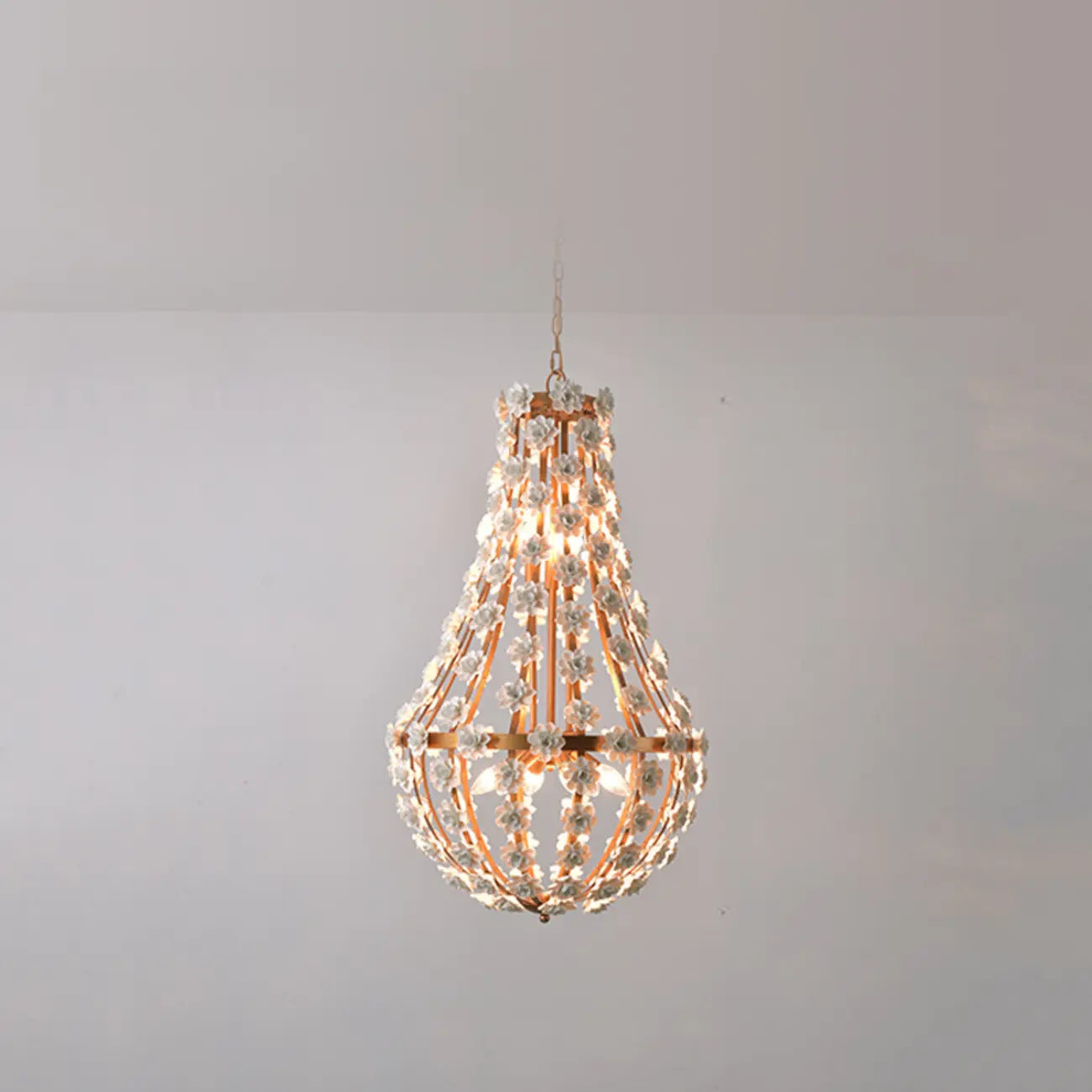 Lustre moderne en céramique en forme de dôme pour une salle à manger élégante