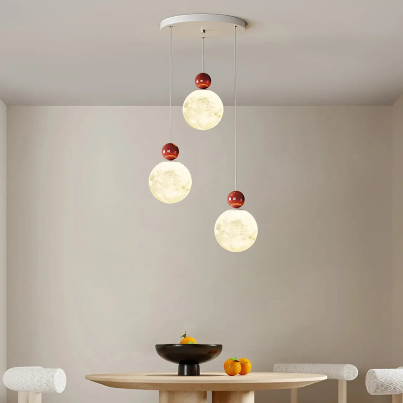 Suspension ronde design en forme de lune avec détails perlés pour la décoration intérieure